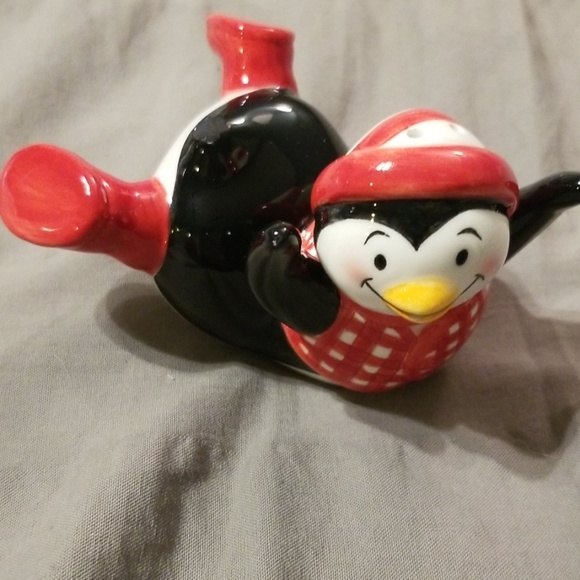 Cute smiling penguin salt and pepper shaker - Picture 5 of 8